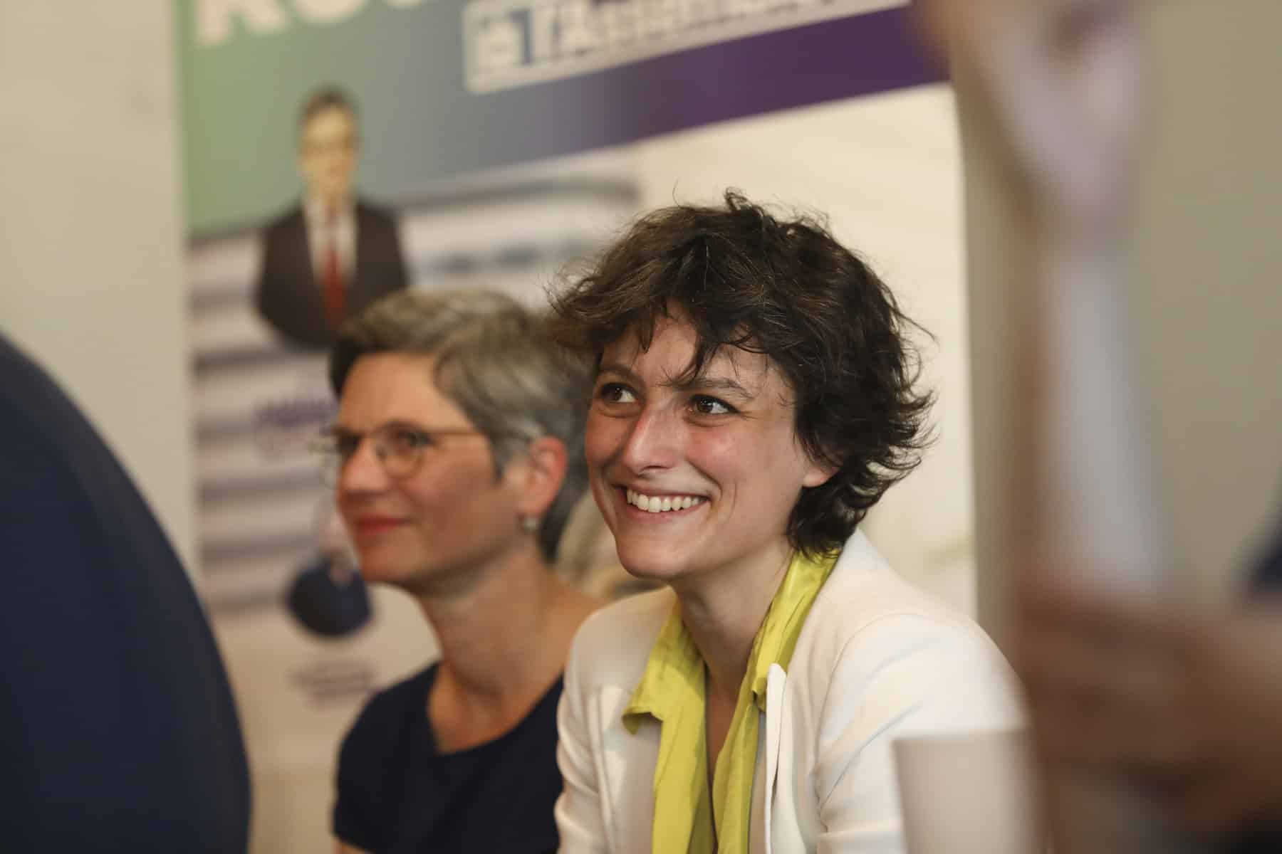 Mélanie Vogel et Sandrine Rousseau lors d'un meeting à l'occasion de la campagne des éléctions législatives françaises en juin 2022